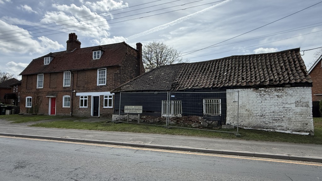 Lot: 130 - SUBSTANTIAL PERIOD PROPERTY WITH MULTIPLE BUILDINGS REQUIRING REFURBISHMENT - External image of buildings alternative view